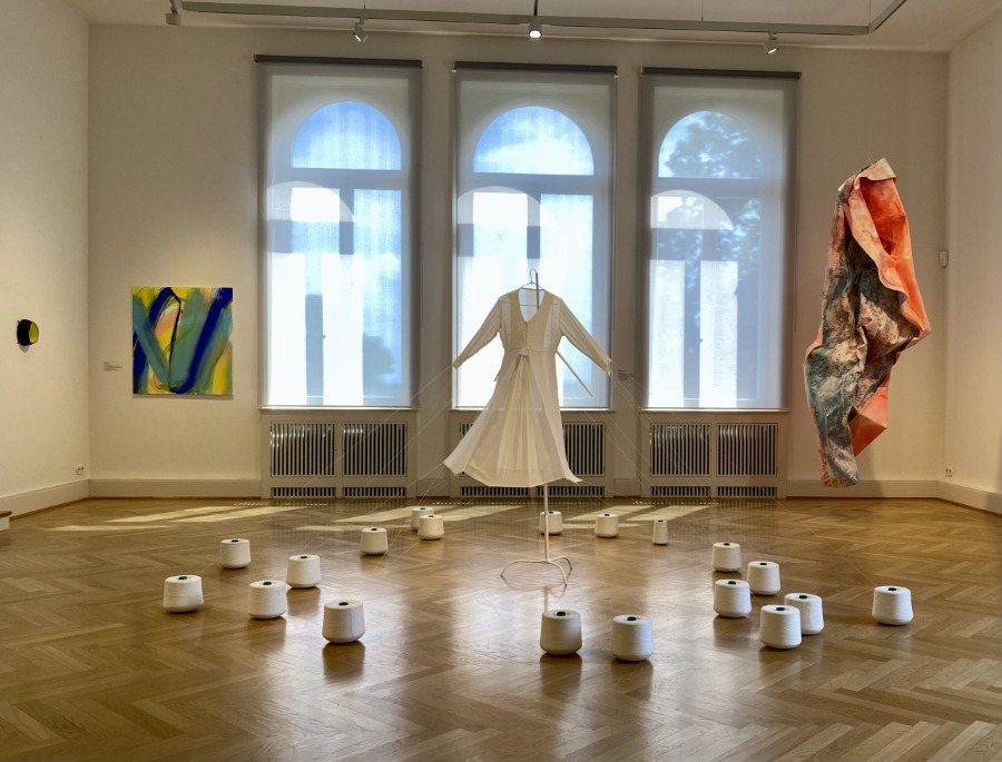 Raumansicht-auf-das-Kleid von Sylvia-Graya